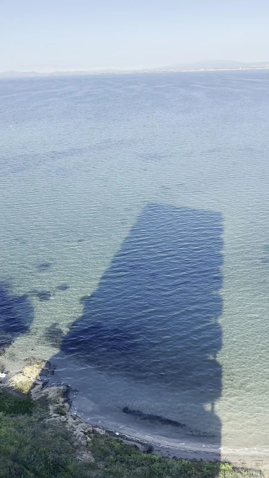 Vista aérea de la costa rocosa y las aguas transparentes del Mar Menor junto a La Manga
