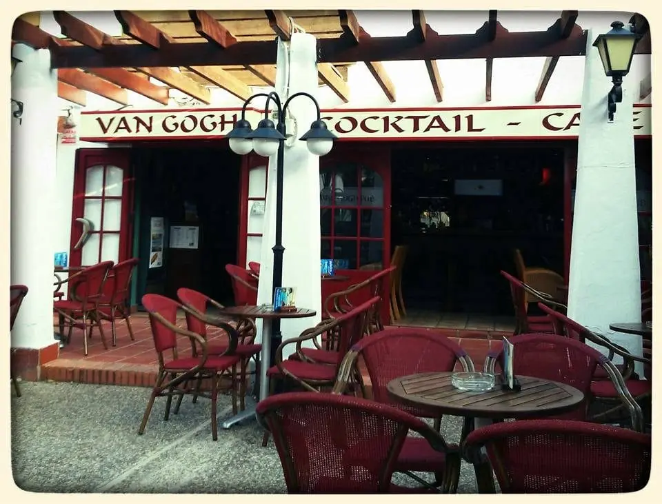 Fachada de Van Gogh Pub en el Centro Comercial Alcazaba Zoco
