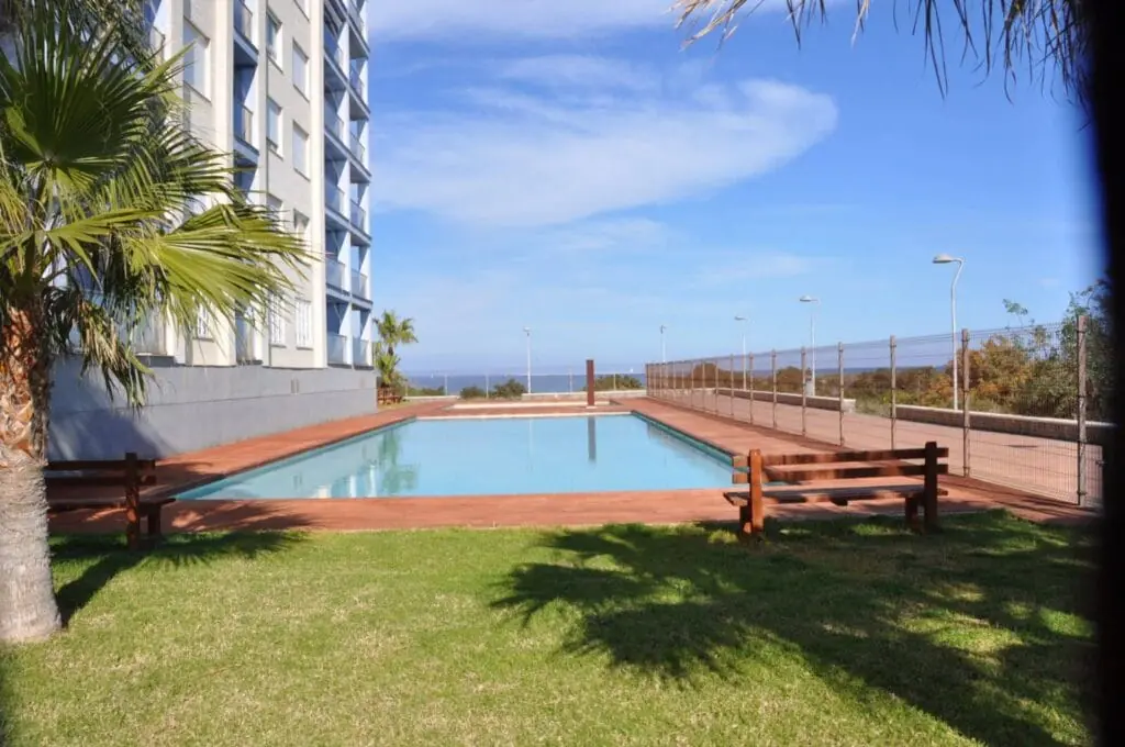 Pista de piscina con palmeras en Veneziola Paraíso Apartment, La Manga