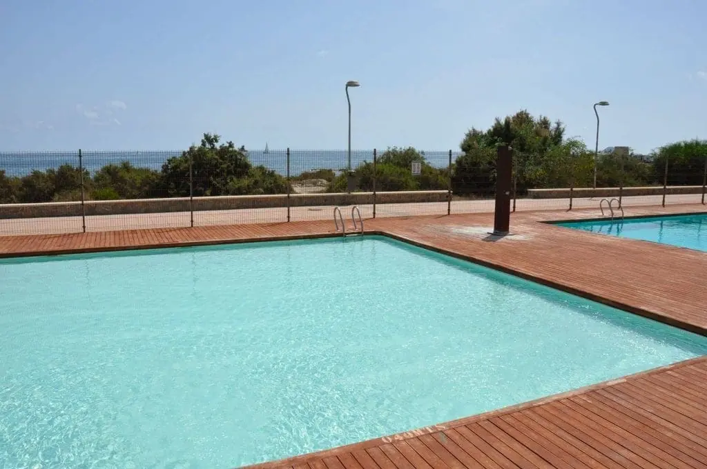 Salón con terraza y vistas al mar en Veneziola Paraíso Apartment