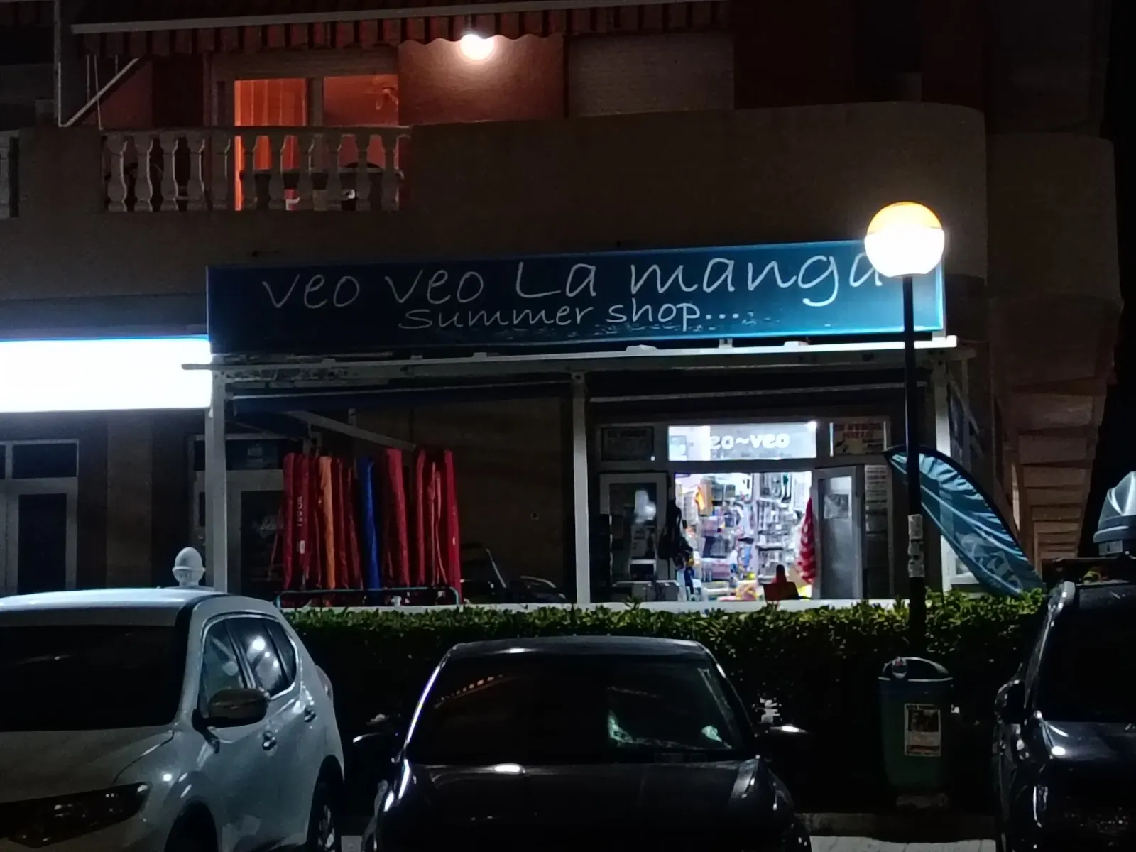 Fachada del quiosco Veo-Veo en la Gran Vía de La Manga
