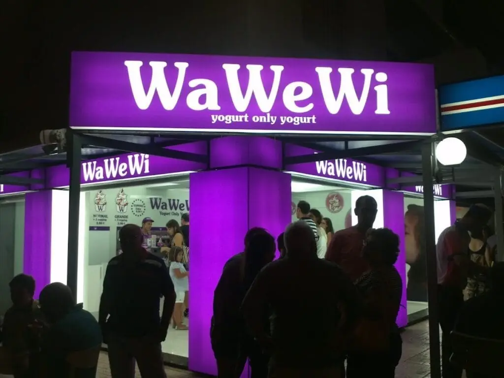 Fachada del punto de venta Wawewi en Plaza Bohemia, La Manga