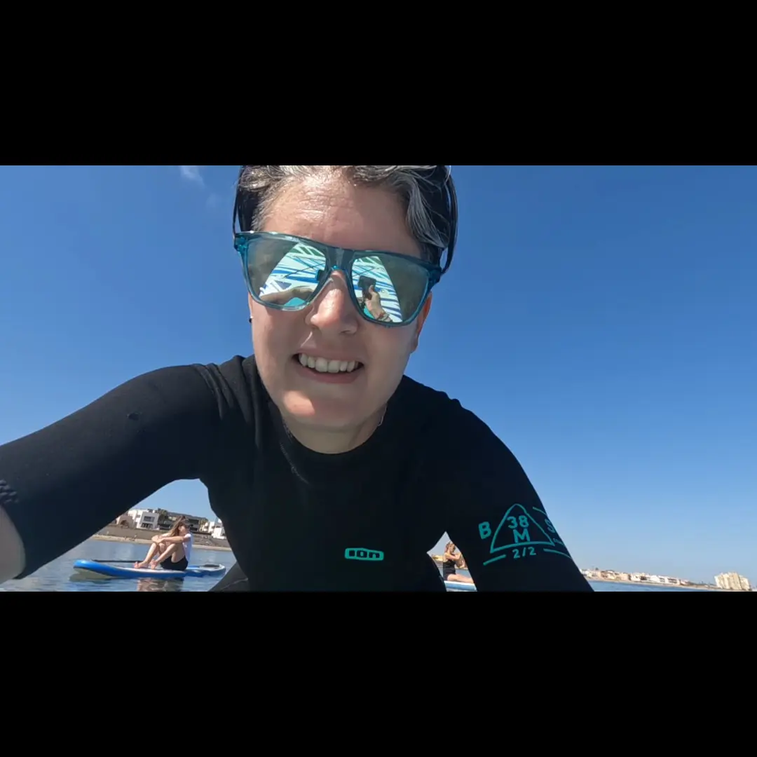 Instructora de Wimbi haciendo una foto junto a alumnos de paddle surf en el Mar Menor