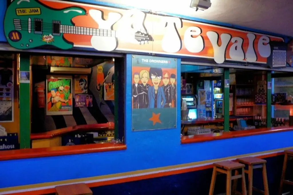Fachada de Ya Te Vale indie bar decorada con mural musical, Plaza Bohemia