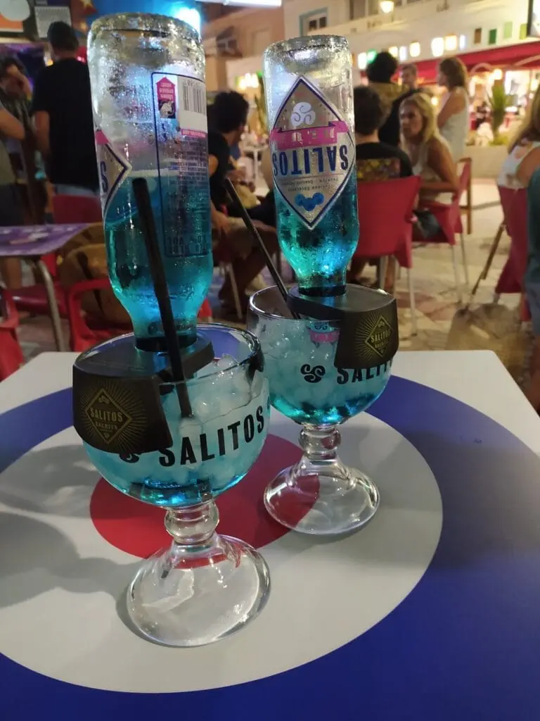 Cócteles de Salitos servidos en Ya Te Vale, con la diana mod de fondo