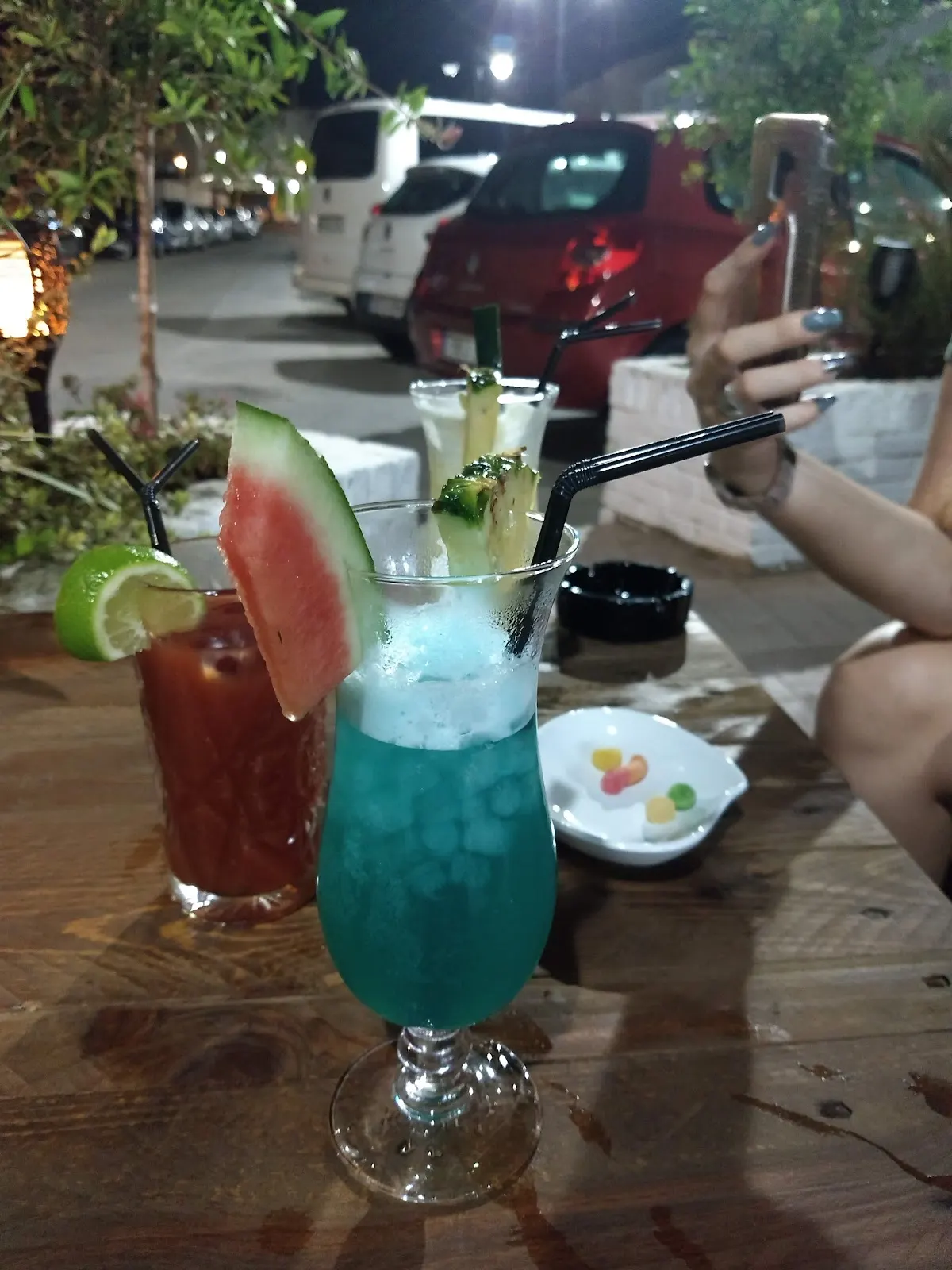Cócteles de colores en la terraza de Ya Te Vale indie bar