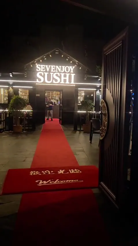 Ambiente de Seven Joy sushi, La Manga