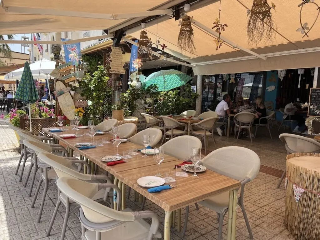 Terraza de Yemanjá con mesas dispuestas junto al puerto