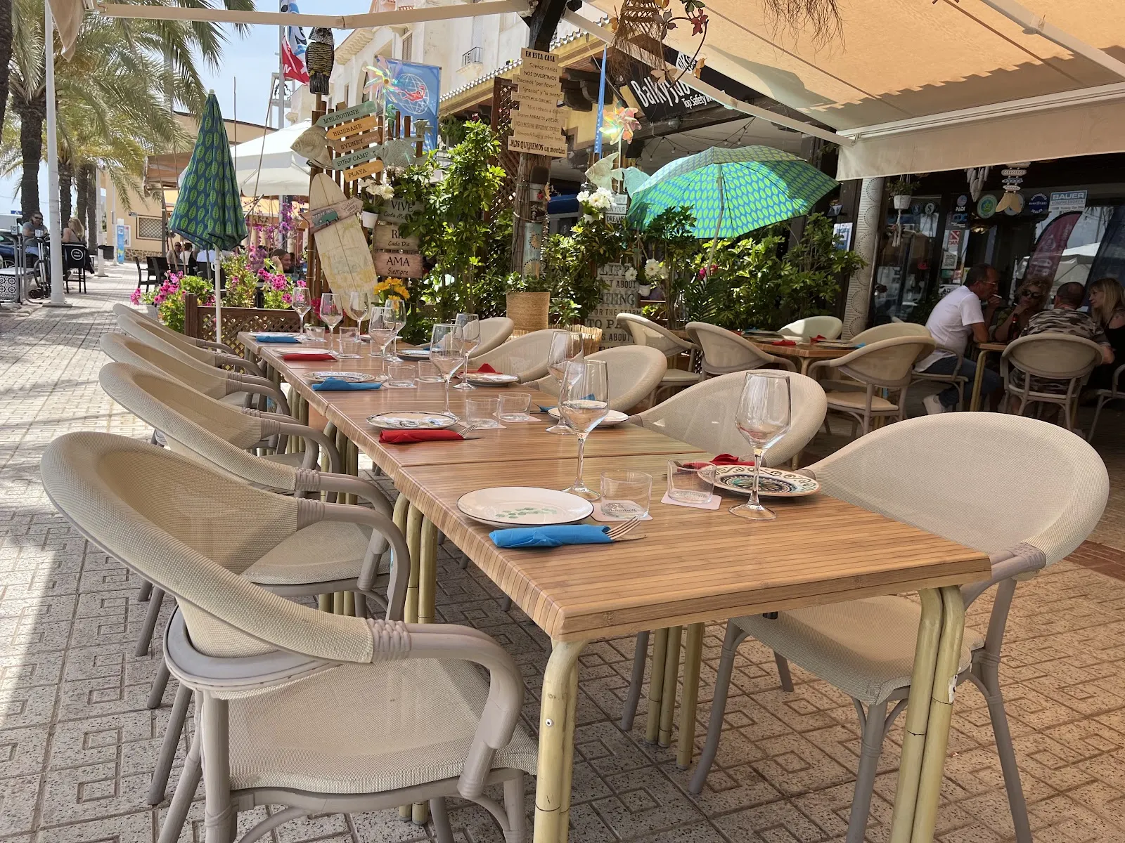 Terraza de Yemanjá con mesas puestas en el paseo del puerto