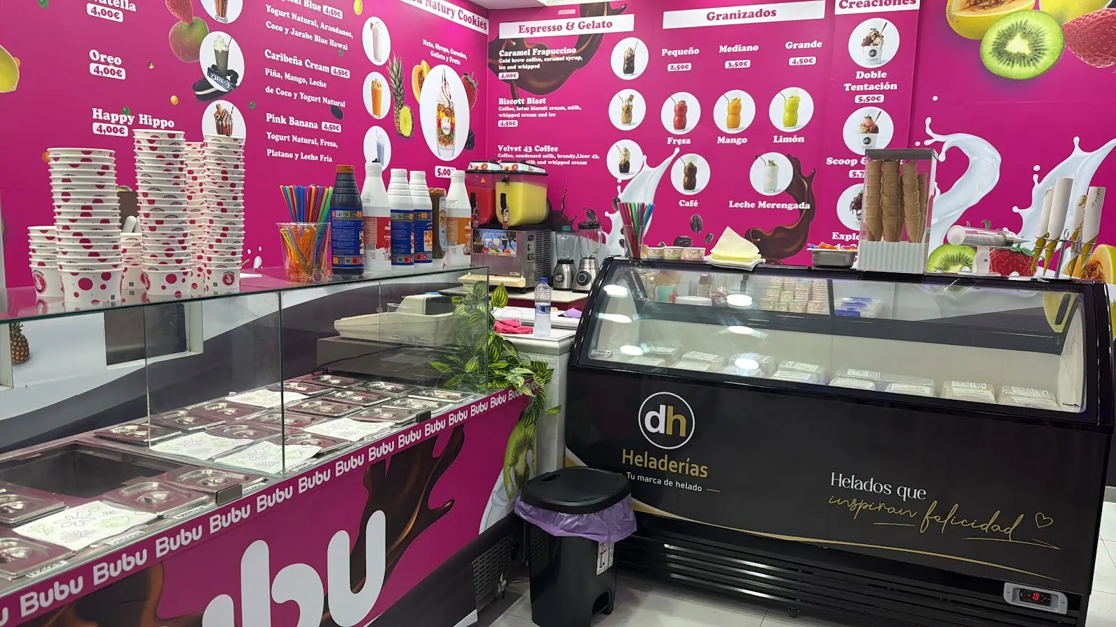 Vitrina de yogur helado y toppings en Yogurtería BuBu, Zoco Alcazaba